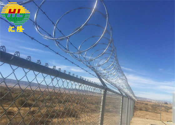 屋外の切り取られた 2.5mm かみそりのアコーディオン式の有刺鉄線は鋼鉄 Antiwear に電流を通しました