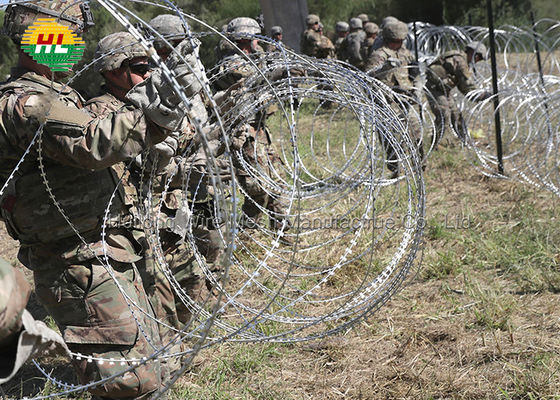 切られたアコーディオン式かみそりワイヤーは300のMMの鋼鉄にアコーディオン式に囲う電流を通した